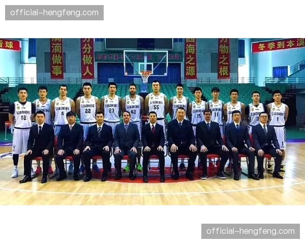 前NBA球员迈克·詹姆斯抵达中国，与北控队会合