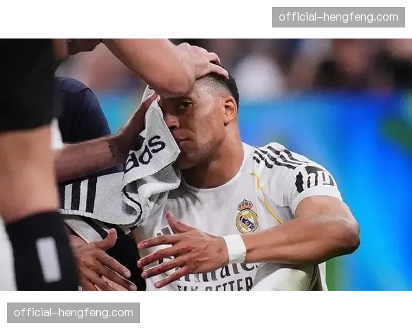 姆巴佩第88分钟禁区内倒地，VAR复核后未判点球引争议